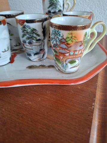 Antiek Servies met Aziatische Motieven beschikbaar voor biedingen