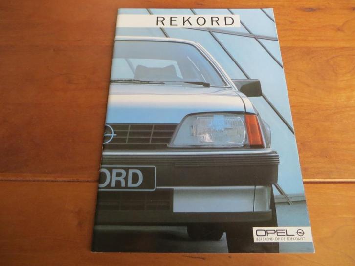Folder Opel Rekord, Rekord Caravan 10-1984 +specificatieblad, Boeken, Auto's | Folders en Tijdschriften, Zo goed als nieuw, Opel
