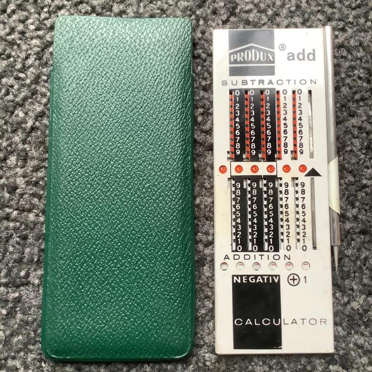 Produx Add Calculator is een slanke, mechanische rekenhulp, Verzamelen, Retro, Huis en Inrichting, Verzenden