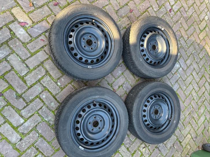 Toyota winterbanden set op stalen velgen met TPS sensoren, Auto-onderdelen, Banden en Velgen, Band(en), Winterbanden, 17 inch
