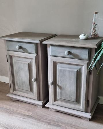 Grenen nachtkastjes 2 stuks gerestyled beschikbaar voor biedingen