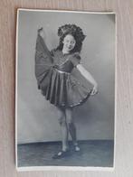 originele foto /  fotokaart Meisje in rokje en tooi, jr40?, Foto, Klederdracht, Ophalen of Verzenden, Zo goed als nieuw