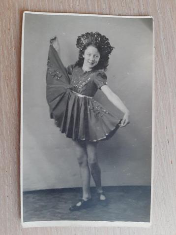originele foto /  fotokaart Meisje in rokje en tooi, jr40? beschikbaar voor biedingen