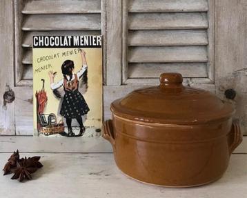 Franse vintage bruine keramieken kookpot cocotte met deksel beschikbaar voor biedingen