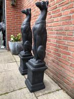 statige zwarte hond op sokkel windhond whippet hazewindhond, Tuin en Terras, Tuinbeelden, Ophalen, Nieuw, Beton
