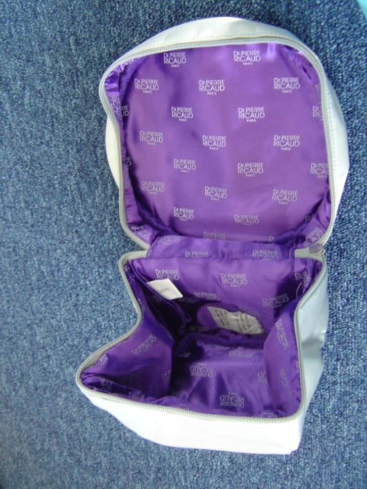 Parel zilvere beauty tas met paarse binnenkant, Sieraden, Tassen en Uiterlijk, Beautycases, Zo goed als nieuw, Ophalen of Verzenden