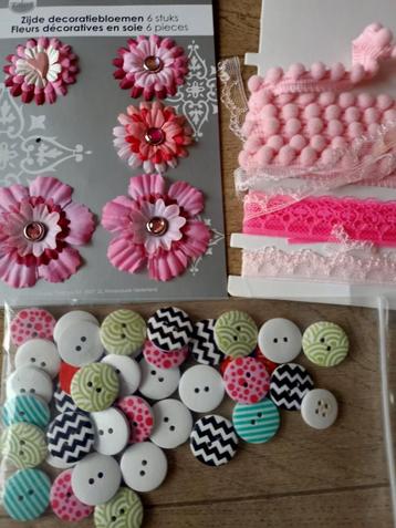 Hobby Scrapbook bloemen, knopen en kant, sier lint roze  beschikbaar voor biedingen