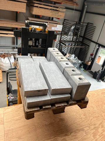 Hardstenen poeren en banden beschikbaar voor biedingen