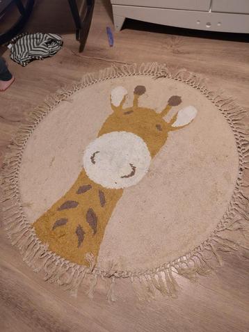 Leuk rond vloerkleed met giraffe beschikbaar voor biedingen