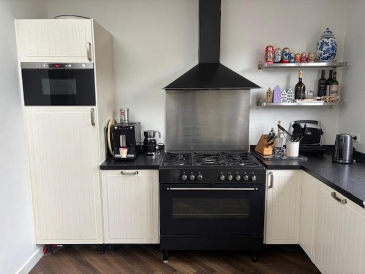 Complete (IKEA) keuken te koop!, Huis en Inrichting, Keuken | Complete keukens, Gebruikt, Hoekkeuken, Wit, Hout, Greeploos, Ophalen