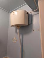 Oude nostalgische toilet stortbak, Ophalen