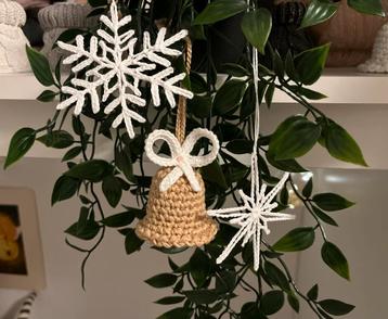 Handgemaakte Klokje en Sneeuwvlokjes - Kerstdecor beschikbaar voor biedingen