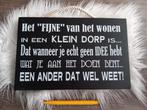 NIEUW zwart houten TEKSTBORD "wonen in een klein dorp..", Ophalen of Verzenden, Nieuw