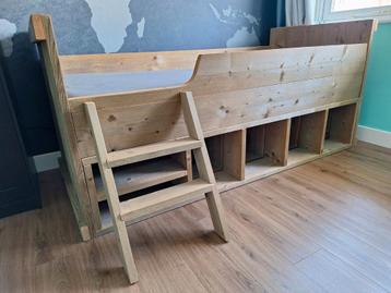 Stoer steigerhouten kajuitbed beschikbaar voor biedingen
