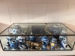 Glazen vitrine met delfts blauwe mini vaasjes., Antiek en Kunst, Ophalen