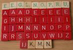 49 houten Scrabble letters rood en creme, Hobby en Vrije tijd, Knutselen, Ophalen of Verzenden, Zo goed als nieuw, Knutselwerk