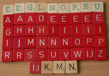 49 houten Scrabble letters rood en creme beschikbaar voor biedingen