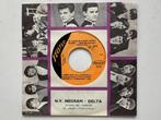 Johnny Hoes & AJAX - Op Een Slof en ‘n Ouwe Voetbalschoen, Gebruikt, 7 inch, Single, Ophalen of Verzenden