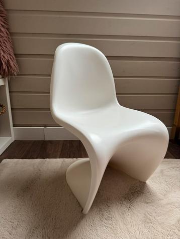 Leuke witte plastic kinderstoeltjes (setje van 2) beschikbaar voor biedingen