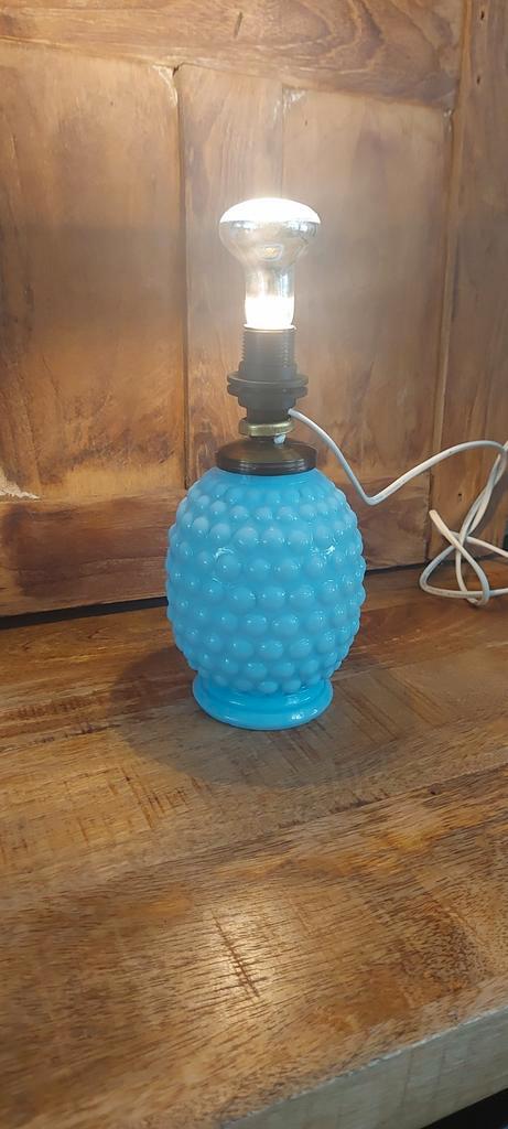 Zeer oud frans tafellampje van lichtblauw bolletjes melkgla, Antiek en Kunst, Antiek | Lampen, Ophalen of Verzenden