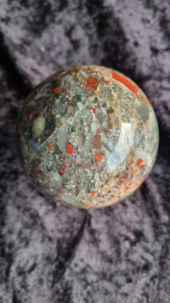 Prachtige Drakenbloed Jaspis Bol - 75mm, 646 gram, Verzamelen, Mineralen en Fossielen, Ophalen of Verzenden