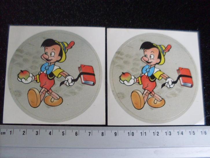 2x sticker pinocchio schoolboek appel, Verzamelen, Stickers, Zo goed als nieuw, Strip of Tekenfilm, Verzenden