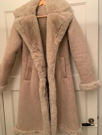 Te Koop & Nieuw: Zeer Warme Jas gevoerd met Kunstbont XS/S beschikbaar voor biedingen