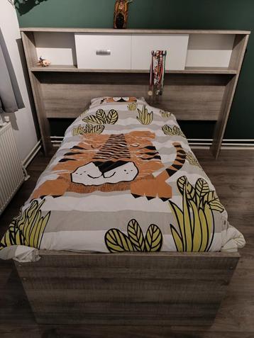 Bed met lades en kast