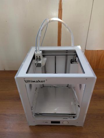 Ultimaker 3, met veel extra nozzles beschikbaar voor biedingen