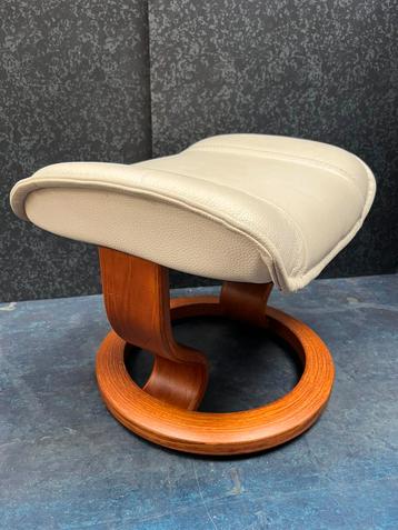 Zeer nette Stressless Voetenbankje Hocker Wit Leer/Teakhout beschikbaar voor biedingen