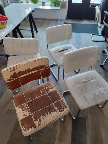 Oude stoelen gratis meenemen beschikbaar voor biedingen