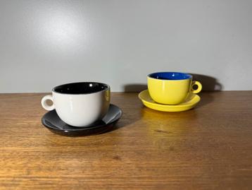 Vintage 2 koffiekopjes met schotel dubbelprint.490 beschikbaar voor biedingen