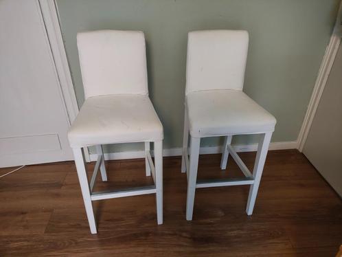 Barkrukken BERGMUND IKEA wit, Huis en Inrichting, Barkrukken, Gebruikt, 60 tot 90 cm, Hout, Kunststof, Metaal, 2 krukken, Met voetsteun