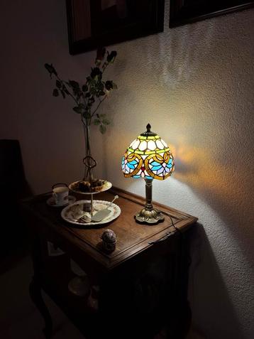 Mooie kleurrijke Tiffany stijl tafellamp 35 cm hoog beschikbaar voor biedingen