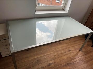 Eettafel glazen blad, metalen frame (ikea) beschikbaar voor biedingen