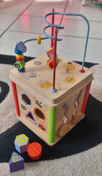 Houten activiteiten kubus. Klok vormen motoriek blokken beschikbaar voor biedingen