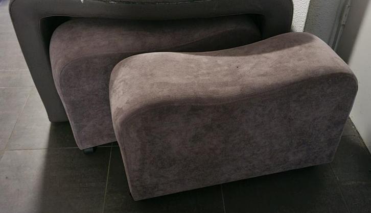 Zgn grijs, poef/voetenbank met wielen. h 42,5- br 71-25,5 cm, Huis en Inrichting, Banken | Voetenbanken en Poefen, Zo goed als nieuw