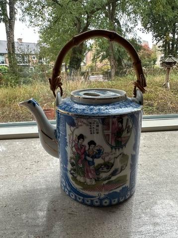 Chinees Koffiepotje met Bamboe Handvat beschikbaar voor biedingen
