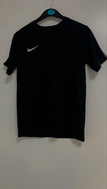 Zwarte nike t-shirt beschikbaar voor biedingen