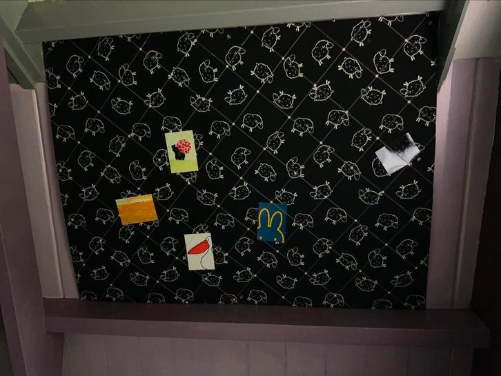 Groot prikbord met stof en linten - 149x112 cm, Huis en Inrichting, Woonaccessoires | Memoborden, Gebruikt, Prikbord, Ophalen