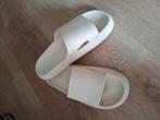 Lucovitaal slippers maat 39-40, Kleding | Dames, Schoenen, Slippers, Beige, Nieuw, Ophalen of Verzenden