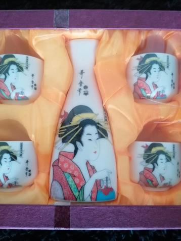 HEEL JAPANS SET IN EEN CADEAU VERPAKKING (GLOEDNIEUW).  beschikbaar voor biedingen