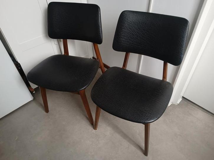 Twee vintage eetkamerstoelen, Pastoe? Jaren 60, zwart skai, Huis en Inrichting, Stoelen, Gebruikt, Hout, Zwart, Ophalen