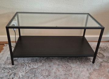 Moderne salontafel met glazen blad beschikbaar voor biedingen