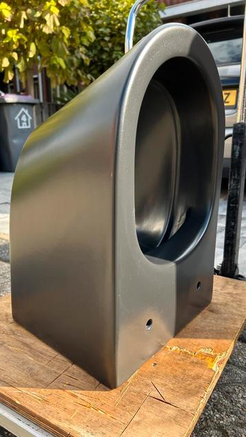 Zwart hangend toilet (zonder bril) beschikbaar voor biedingen