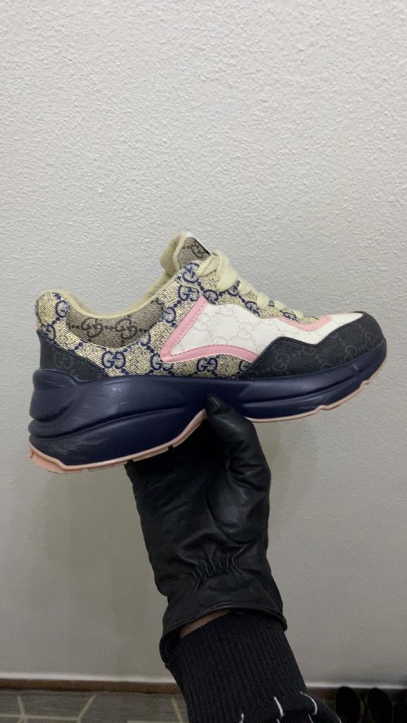 Gucci Rhyton Sneakers - Stijlvol en Comfortabel, Kleding | Dames, Schoenen, Zo goed als nieuw, Sneakers of Gympen, Beige, Ophalen