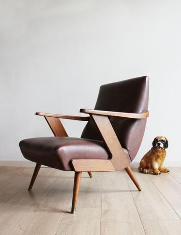 Bruine retro fauteuil. Vintage Mid Century design stoel beschikbaar voor biedingen