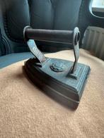 ijzeren strijkbout. Antiek strijkijzer, Antiek en Kunst, Antiek | Gereedschap en Instrumenten, Ophalen of Verzenden