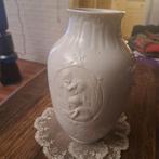 Tettau Amoretten Antieke Vaas met Reliefafbeelding 21 cm, Antiek en Kunst, Antiek | Vazen, Ophalen of Verzenden