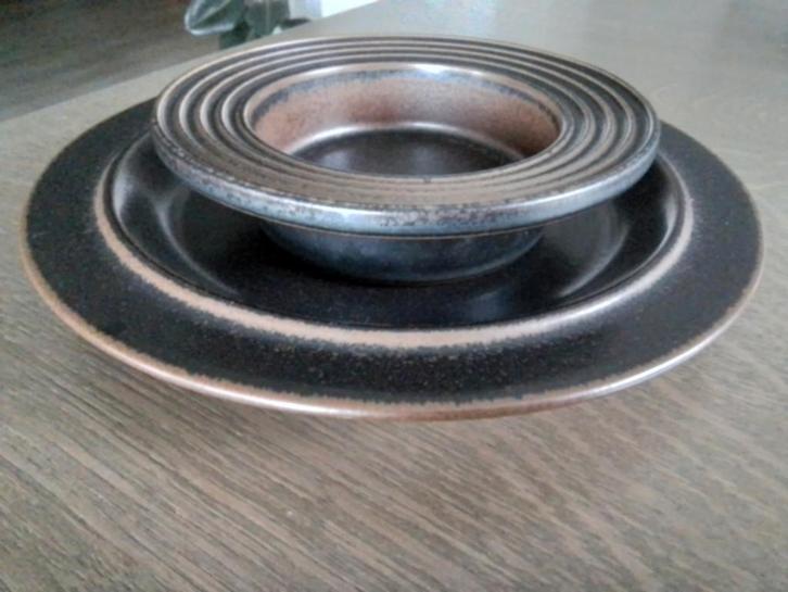 ARABIA RUSKA - FINLAND -  DINERBORD + SCHAAL MET BREDE RAND, Huis en Inrichting, Keuken | Servies, Zo goed als nieuw, Schaal of Schalen